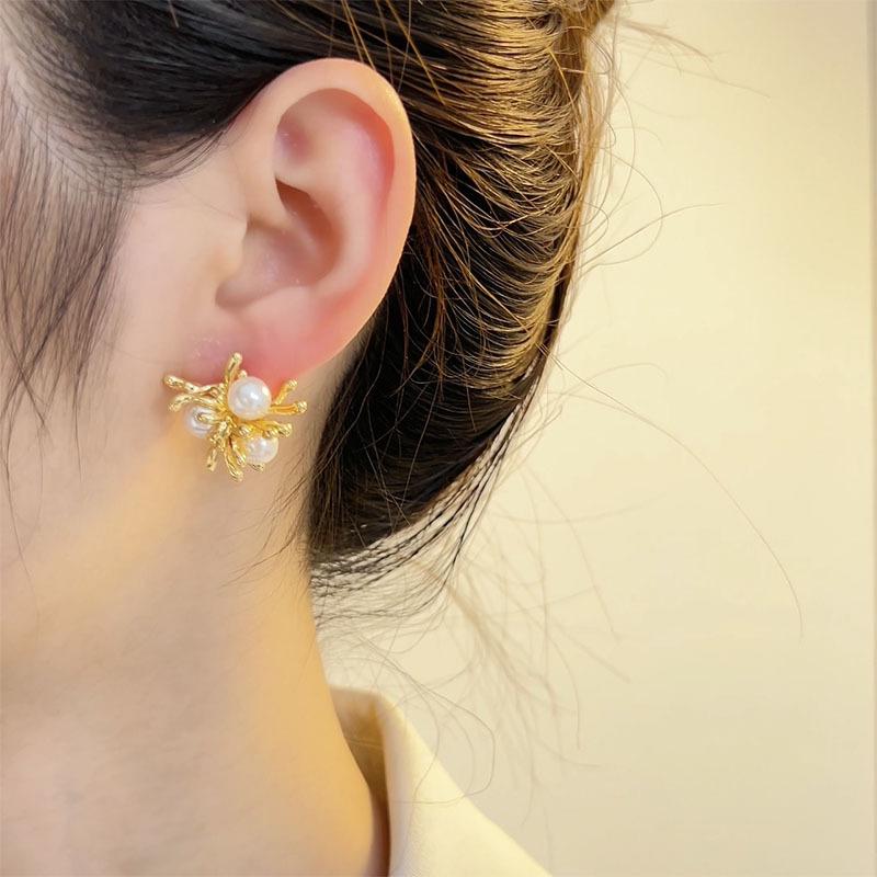 French Retro Pearl Flower Stud Earrings - Stylish and Unique High-End Ear Jewelry