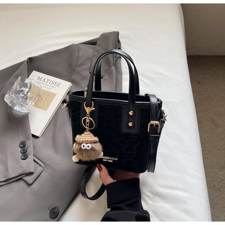 Niche Design Leopard Print Bag Women's 2025 New Fashion Retro Portable Bucket Bag Foreign Style Shoulder Messenger Bag Tide