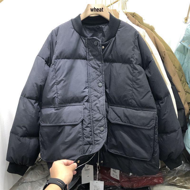 

Женская зимняя пуховая куртка в стиле бейсбол 2024 года со стойкой и большими карманами 3XL (155-175 Jin)