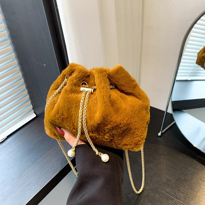 

Плюшева сумка жіноча осінь і зима 2024 новий модний нішевий дизайн на ланцюжку сумка-мессенджер повсякденна портативна плюшева сумка коричневий