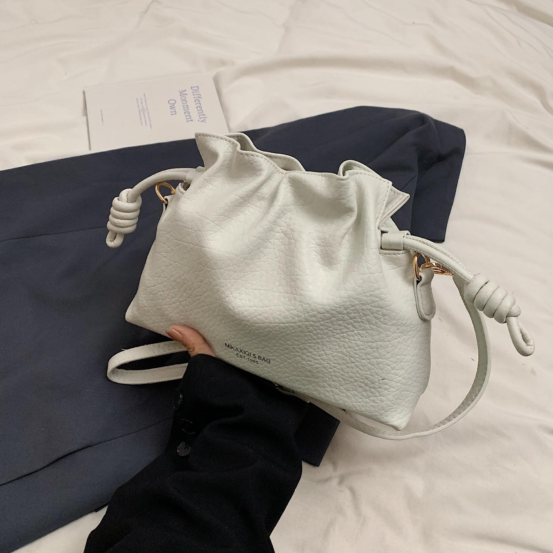 

Популярная в этом году женская сумка большой вместимости, изысканная новая ретро нишевая дизайнерская сумка-мессенджер, плиссированная сумка-ведро белый