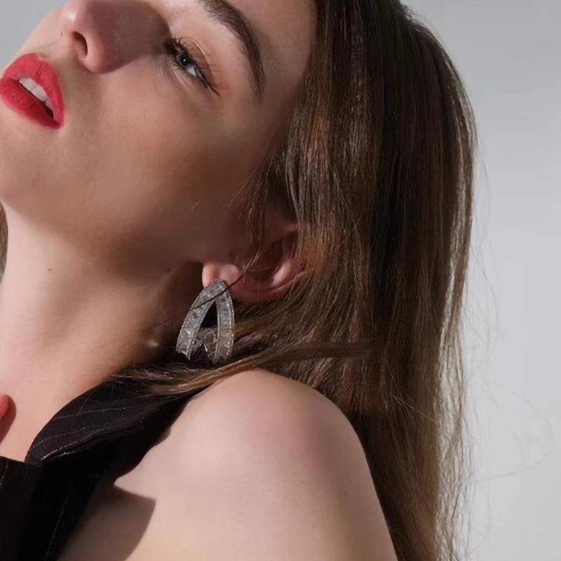 High-end wind chic triangular hollow design stud earrings, exquisite temperament, shiny and slightly inlaid, earrings
