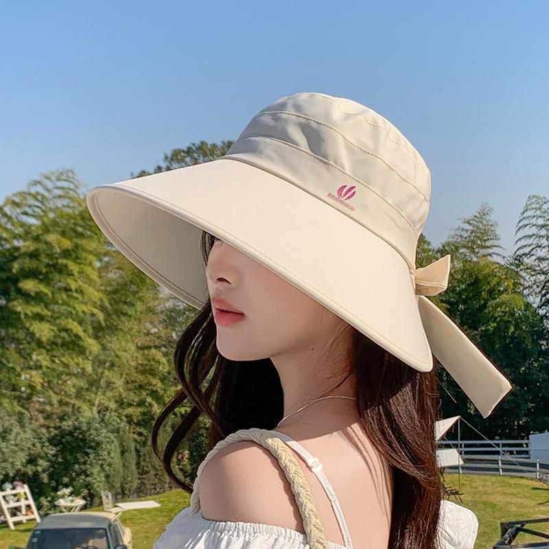 Beach sunshade sunscreen hat shows a small face and a big brim. Vacation sun hat for women