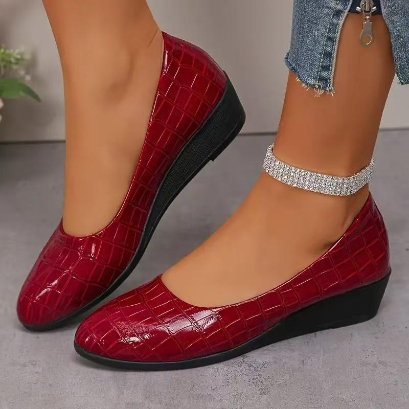 Scarpe basse casual grandi con suola morbida a punta per donna che indossa scarpe singole a bocca leggera