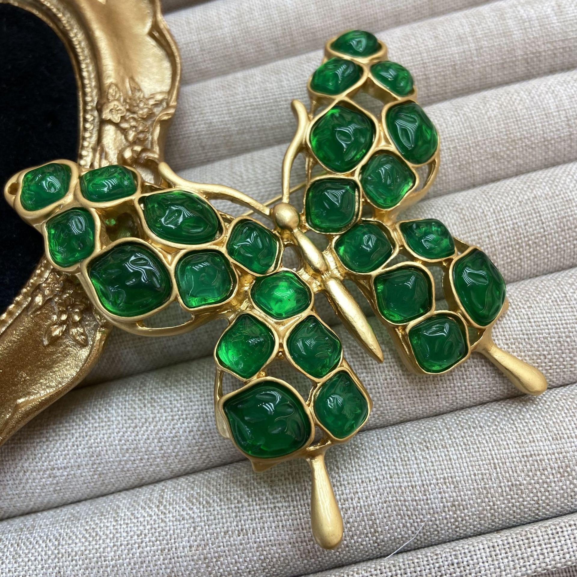 

Легкая роскошная глазурованная каменная полая бабочка брошь ветряная медная позолоченная невыцветающая брошь поставка