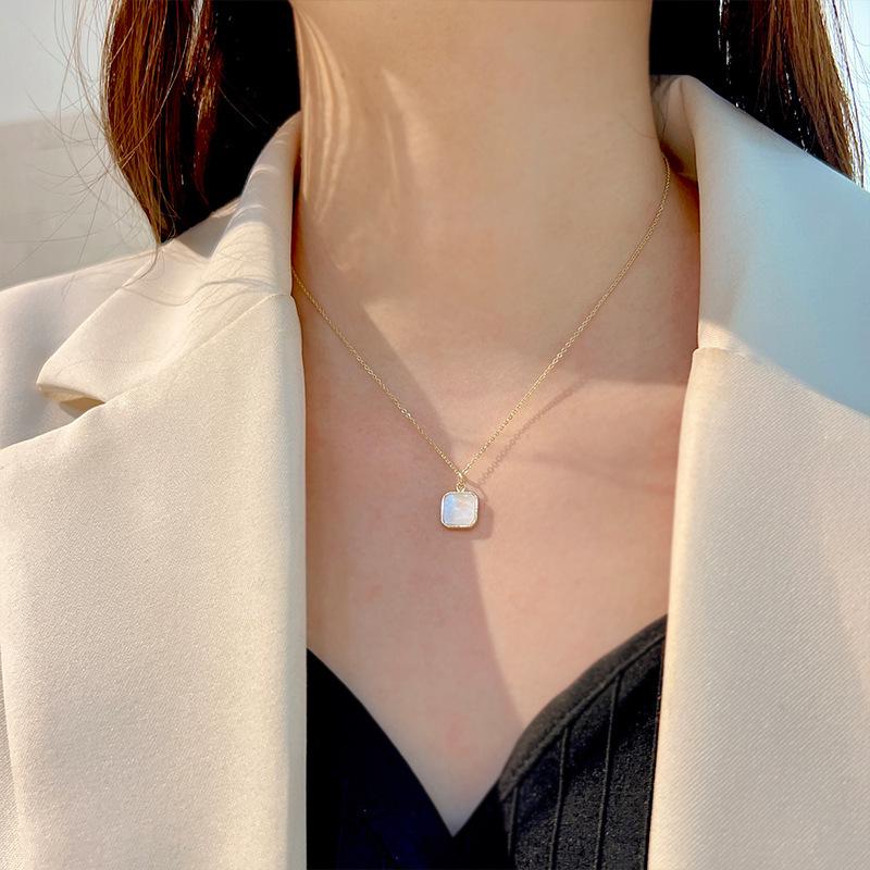 Elegant Metal Heart Clavicle Necklace for Women - Light Luxury Design