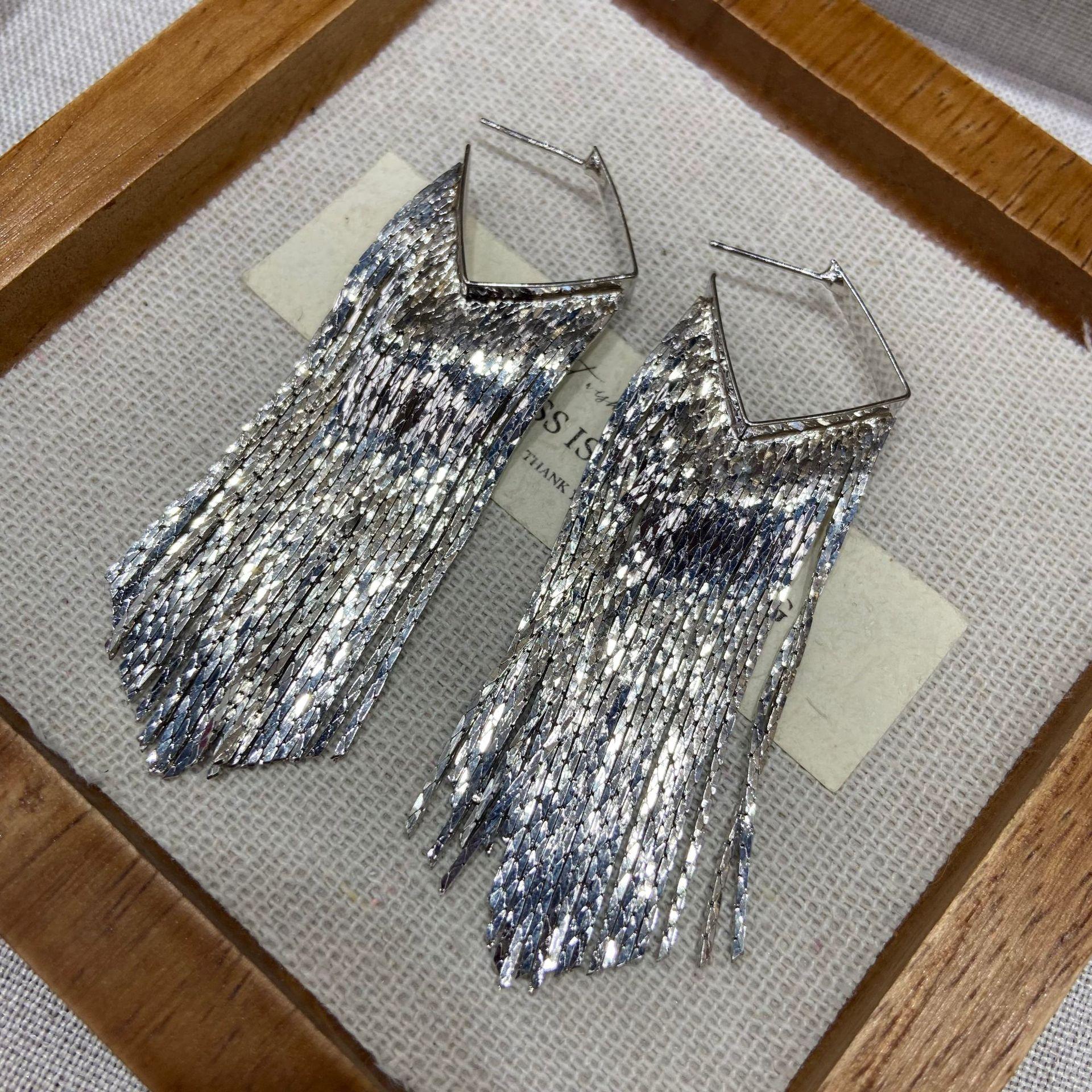 

Wind Advanced Sense Curved Geometric Earrings Fashion Niche Design Sense Exaggerated Fashion Fringed Wheat Earrings Tide