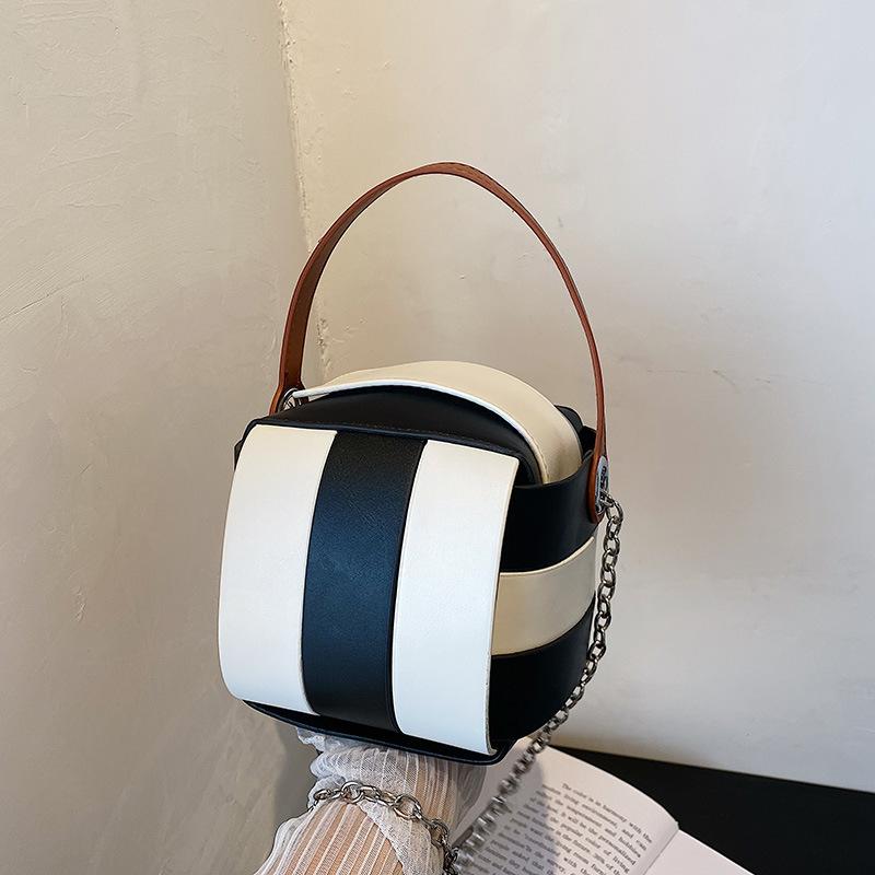 

2025 new women s bag niche design woven bucket bag trend chain small bag contrasting color shoulder messenger bag серый