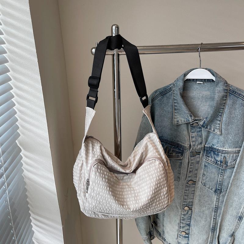 2025 New Japanese Lightweight Plaid Bag Casual Versatile Messenger Bag Women Commuting Out Shoulder Tote Bag