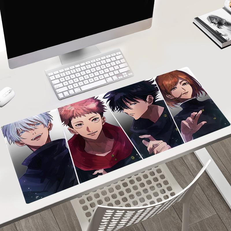 Tapis de bureau Jujutsu Kaisen 40x90x0.3CM avec les personnages Gojo, Yuji et Megumi.