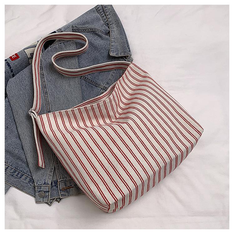 

Niche canvas bag 2025 women s large bag student tote bag women s contrasting striped shoulder bag large capacity Korean version summer красный