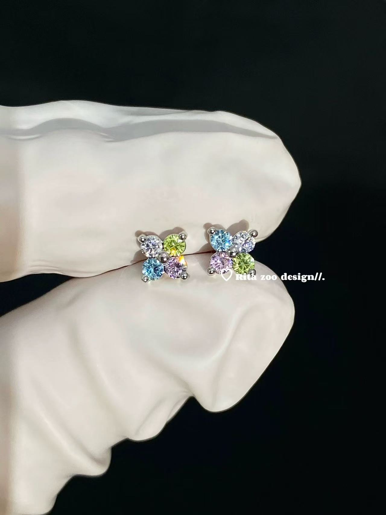

[Rita Zoo] Girl s gift! Sweetheart colored mini ear four-leaf clover earbone stud earrings