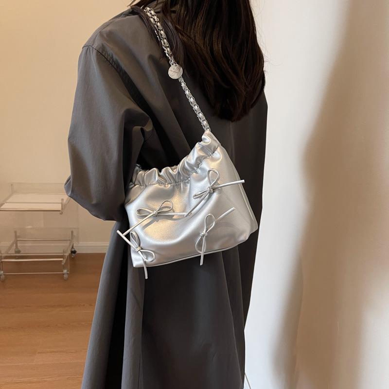 

Niche premium textured bag women s 2025 new summer fashion versatile shoulder bucket bag bow messenger bag
