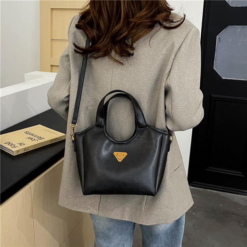 

Модная и повседневная универсальная сумка-ведро для ношения в руке, женская, осень-зима 2025, новая нишевая простая высококлассная сумка через плечо 31*12*21 чёрный