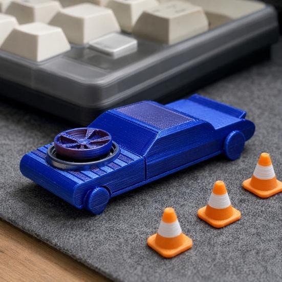 1/2 ks Kapsesní driftovací auto Fidget hračka se 3/6 mini kužely, 2v1 Fidget spinner a driftovací vozidlo, Hračka na stůl pro úlevu od stresu pro dospělé, Dárek pro auto