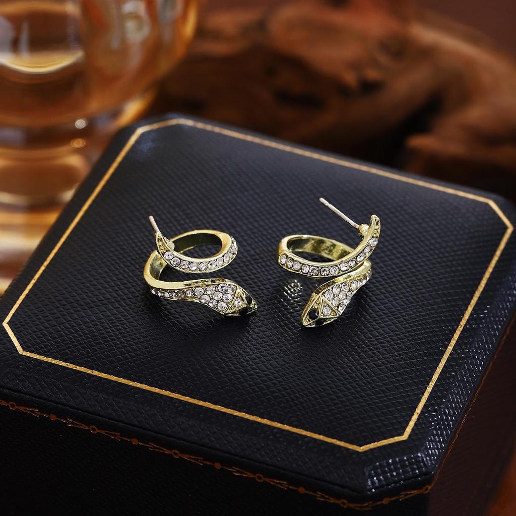 Exquisite Diamond-Encrusted Silver Snake Earrings – Luxurious, Unique Design with a Modern Style.