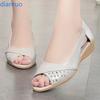 Sommer weiche Sohle Mutter Sandalen Fischmaul Mittelalter und ältere Lederschuhe flache Mittelalter Einzelschuhe Damenschuhe