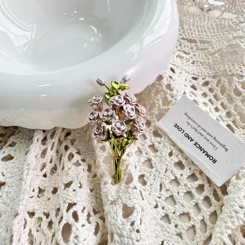 

Новинка 2024 года, брошь с букетом роз, высококачественная пасторальная булавка для женщин, элегантные аксессуары для одежды