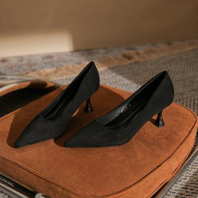 83377 dünner Absatz spitz zulaufende Damen Arbeitsschuhe schwarz vielseitig leichter Ausschnitt Damen Pendlerstil schlicht professionell Einzelne Schuhe