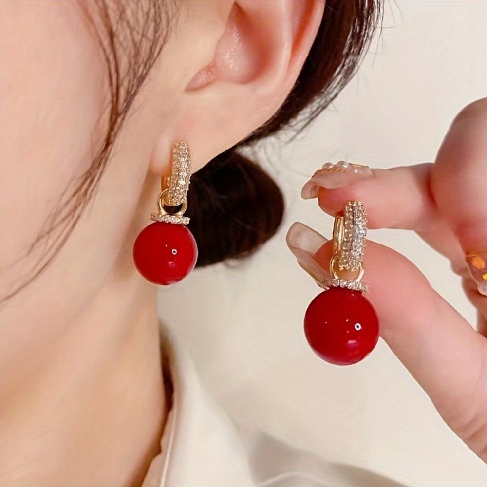 

A pair of new earrings paired with luxurious and fashionable red earrings