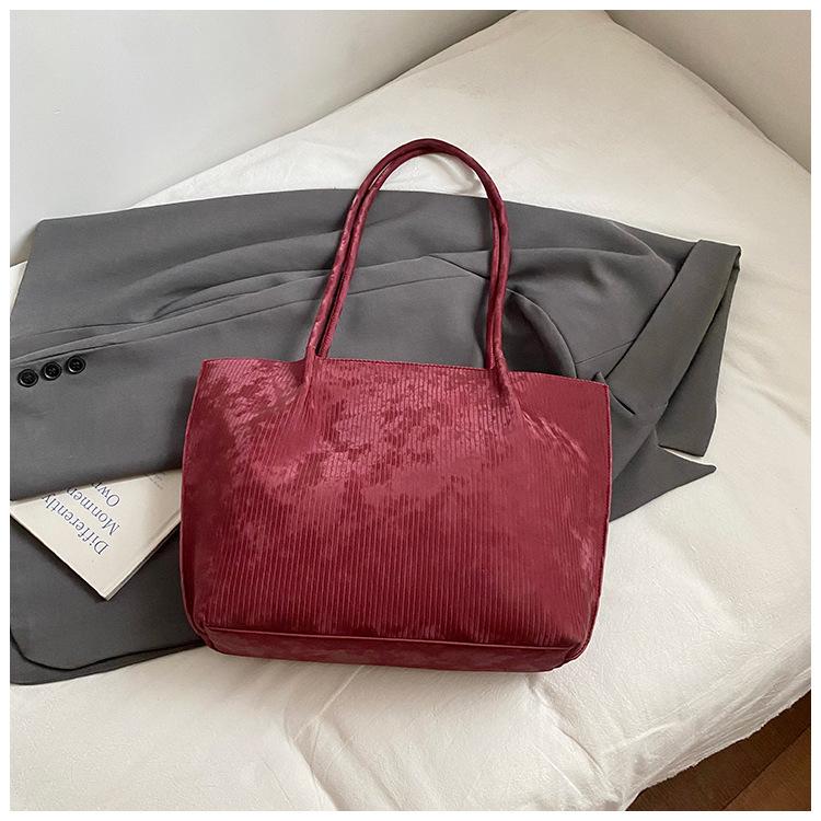 

Женская бархатная сумка большой вместимости 2025 новая простая сумка на плечо в зарубежном стиле для отдыха, работы, поездок, сумка-тоут, тренд