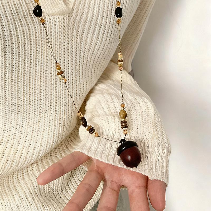 Retro Glass Bead Hazelnut Pendant Necklace: Versatile High-End Clavicle Chain for Women