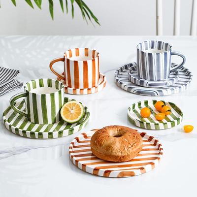 Elegantes Keramik-Kaffee-Tassen- und Untertassenset im europäischen Stil: Perfekt für Zuhause, Wasser oder Nachmittagstee.