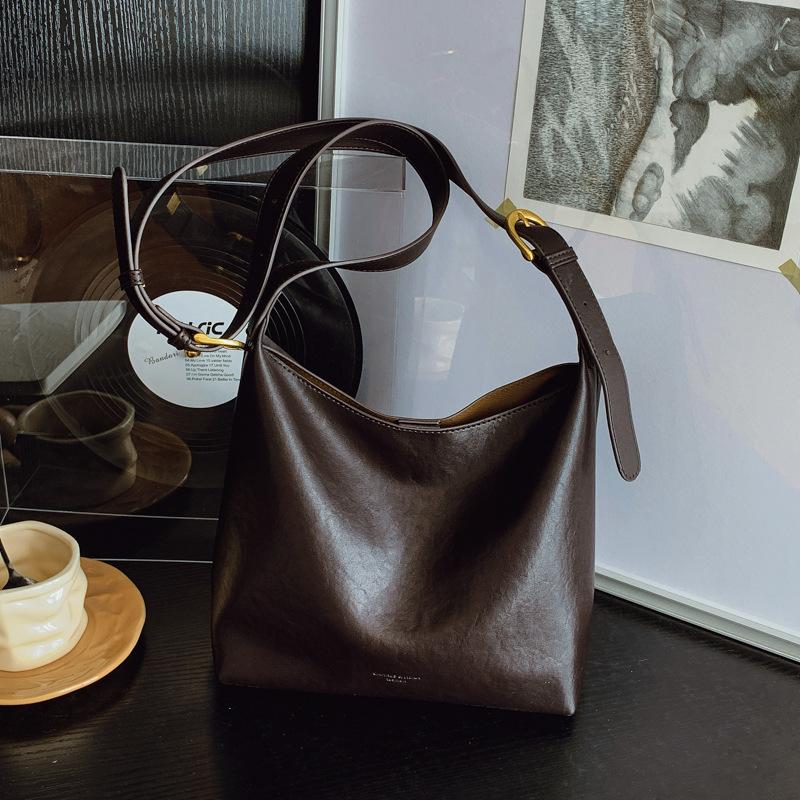 Casual Large-capacity Bag Women's 2026 Autumn and Winter New Fashion Simple Bucket Bag Commuter Shoulder Messenger Bag