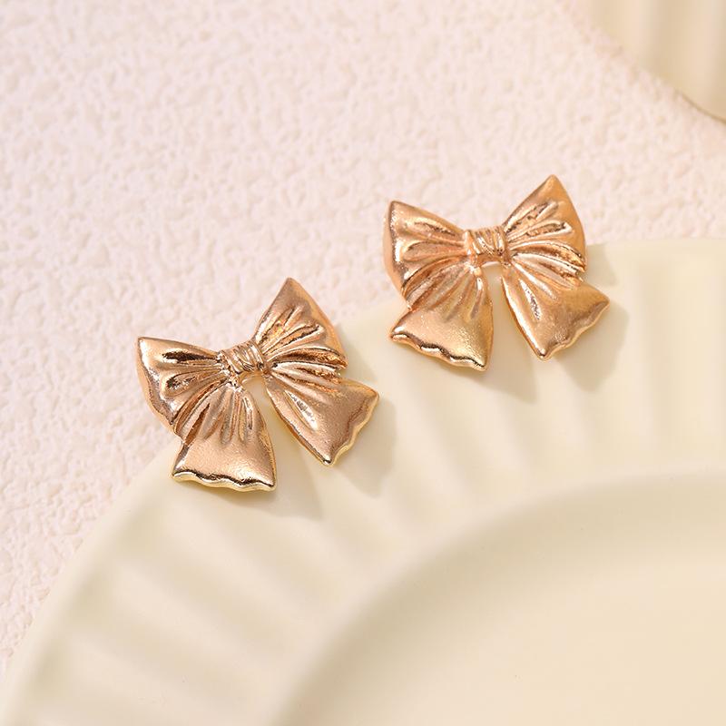 Akcesoria niszowe kolczyki sztyfty z metalową kokardką ins eleganckie modne wszechstronne kolczyki kobiety