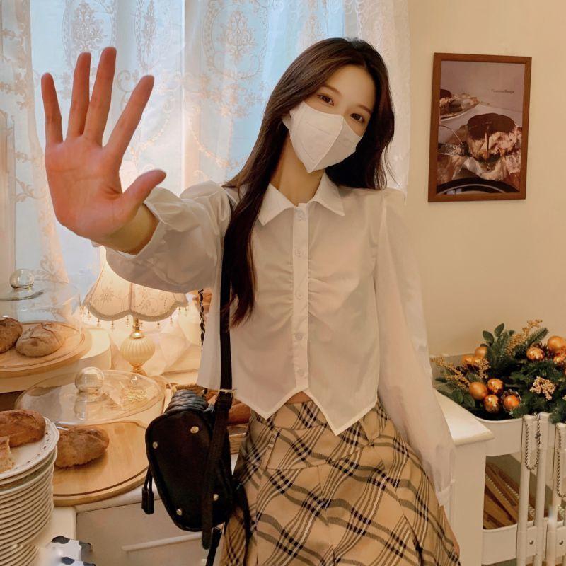 Short shirt women's white shirt women's spring and autumn new Korean version design pleated college style age-reducing pure desire top