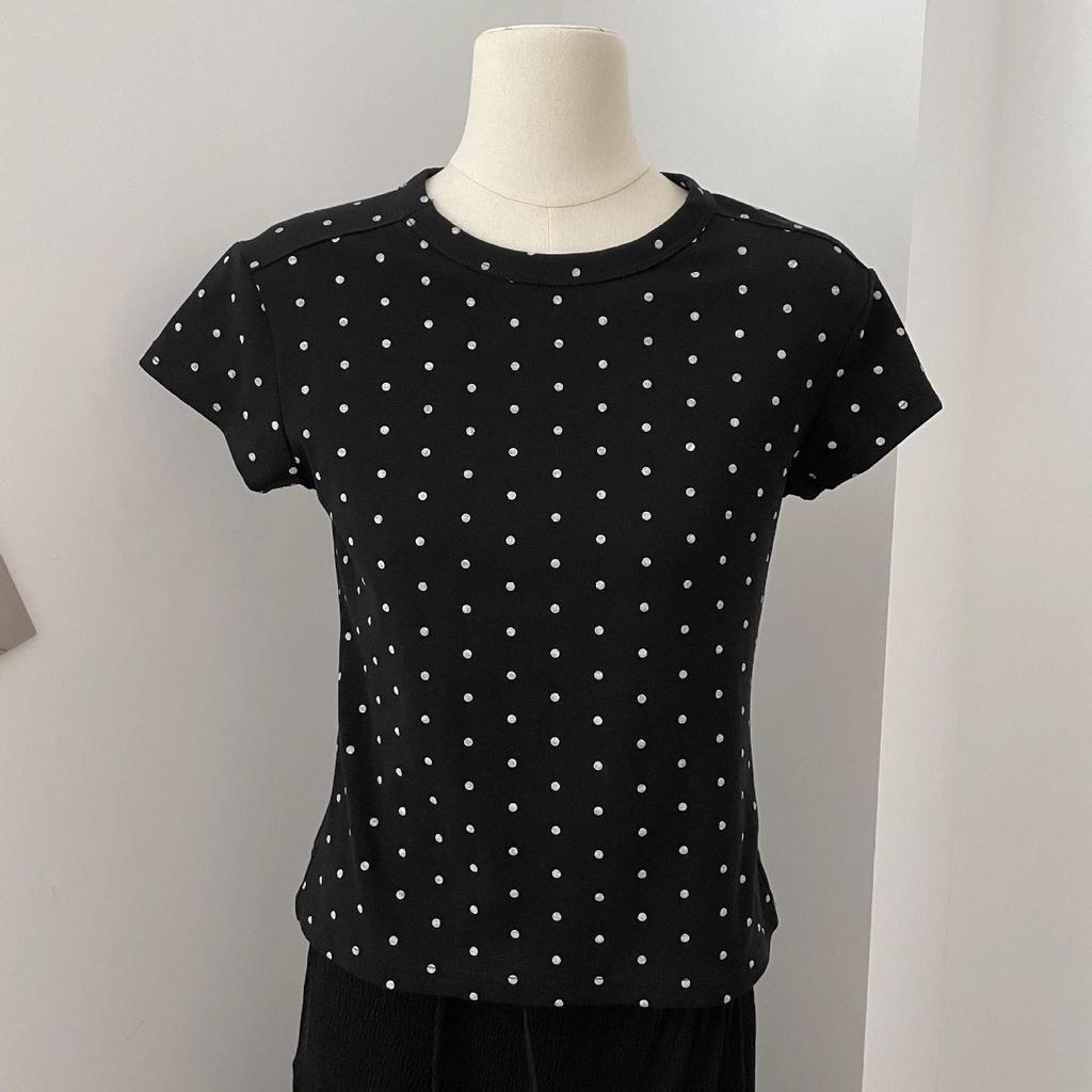 Dámské šedé tričko s krátkým rukávem a puntíky - Nový letní styl 2025