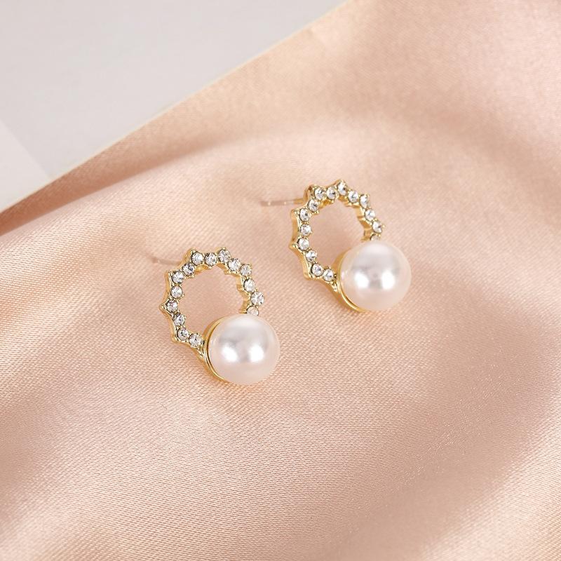 Boucles d'oreilles à tige en perles de fleur de vent parfumées à petite aiguille argentée, boucles d'oreilles légères et luxueuses, style célébrité, style rétro élégant et tendance