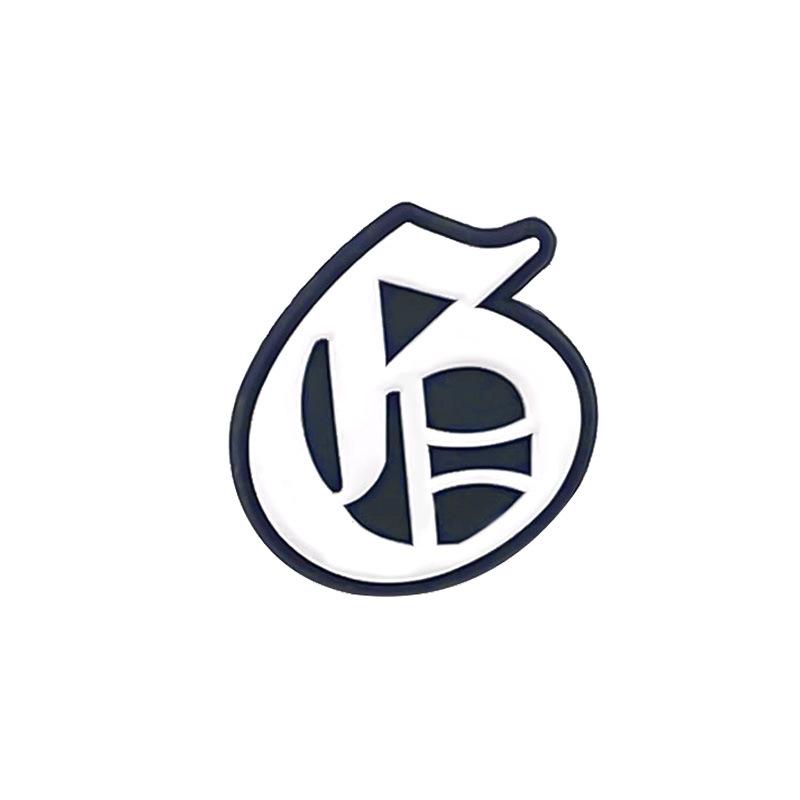 1 StückNeuer Stil Anhänger Altenglischer Buchstabe PVC Loch Schuh Schuhe Blume Silberner Buchstabe Schuhe Anhänger Schuhe Dekoratives Zubehör