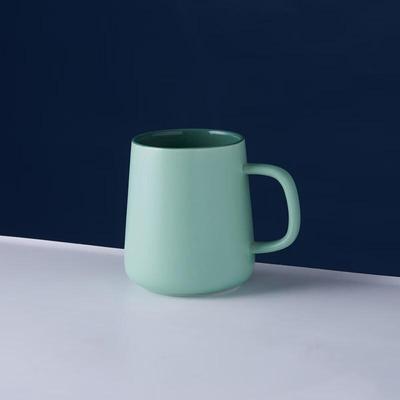 Keramisk kaffemugg med färgblock