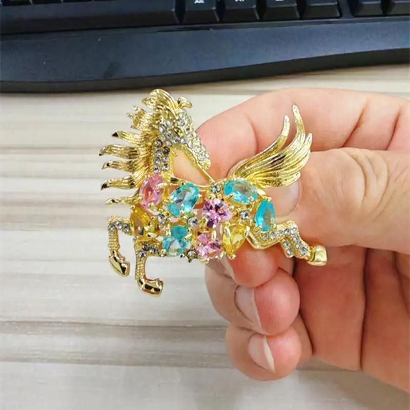

Fashion Zodiac Horse Brooch Personalized Rhinestone Pony Lapel Pins For Women Men Suit Clothing Accessories New Year Gifts золотой