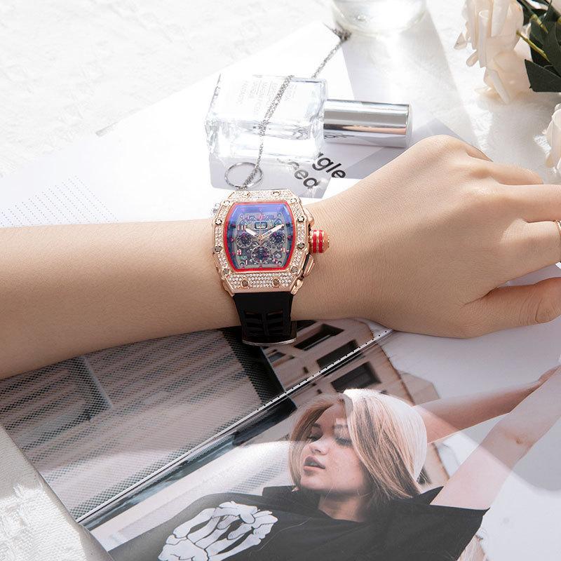 Die Weinfass-Uhr mit einem einzigartigen Voll-Diamant-Zifferblatt ist modisch und vielseitig.. Es ist eine beliebte Schüleruhr für den Export