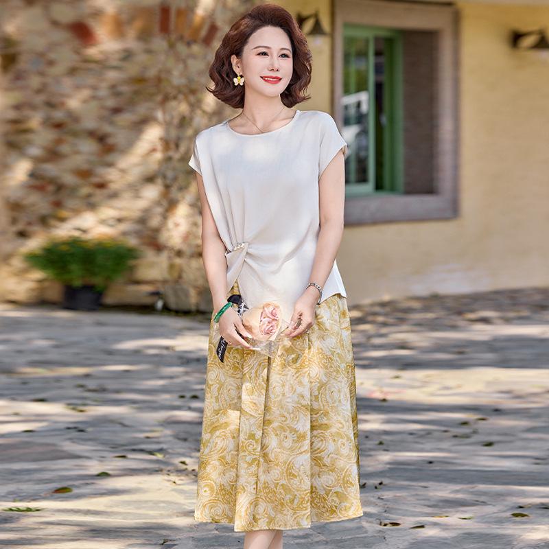 

Women s Summer Two-Piece Set: Stylish T-Shirt Top & Printed Wide-Leg Skirt for Mature and Elderly Women 5XL