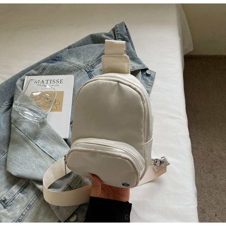 Leisure out mountaineering breast bag women's bag 2025 new niche design messenger bag men's and women's same travel canvas bag