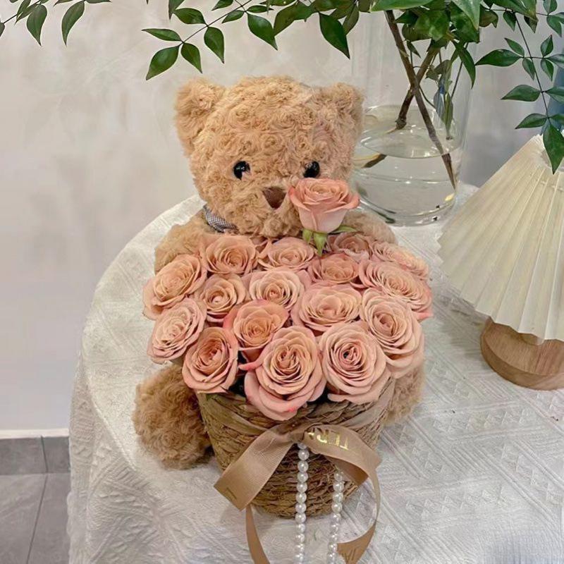 Geburtstagsstrauß: Duftende Seifenblume, Teddybär & Puppe für Freundin oder beste Freundin