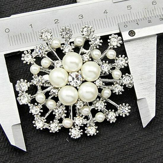Elegant Crystal Pearl Snowflake Brooch - Exquisite Women's Floral Accessory