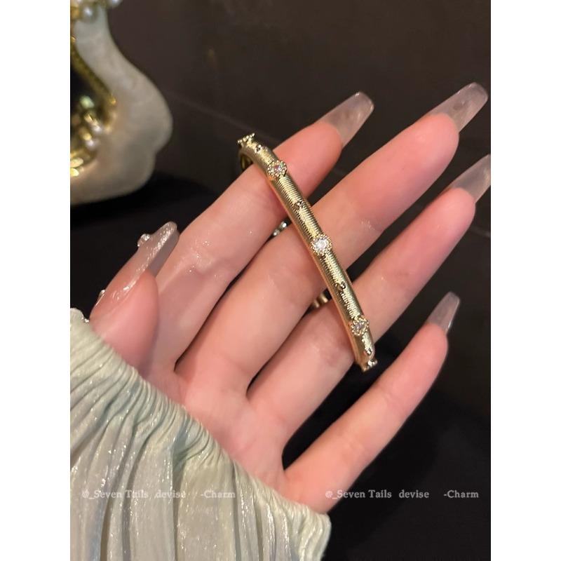 Exquisite Hollow-cut Zirconia Bracelet - Elegant Autumn-winter Accessory with Unique Style for Women