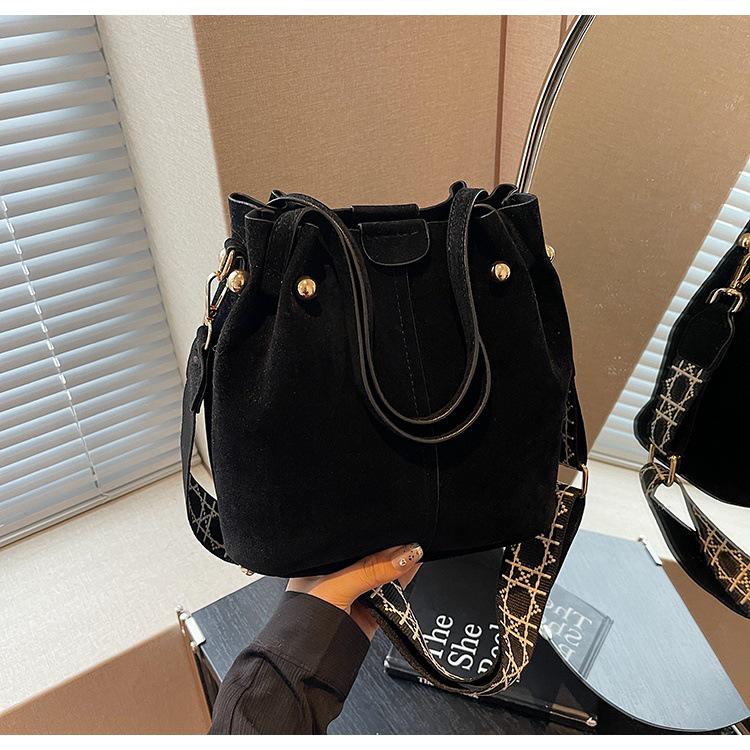 

Korean High-End Versatile Bucket Bag, Spring/Summer 2024 Edition: Wide Strap Single Shoulder Crossbody Women s Handbag