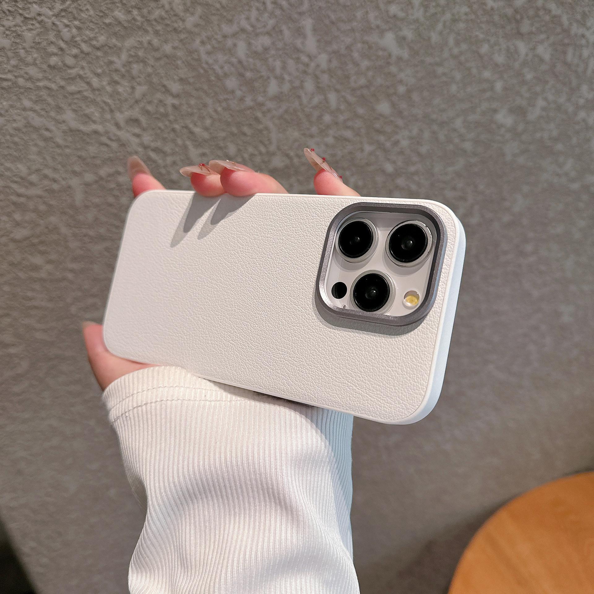 

Подходит для чехлов для телефонов Apple 15PROMAX с текстурой кожи, металлических колец для объектива iPhone 14 и защитных чехлов с металлическими кнопками для 13-й модели Apple 13Promax белый