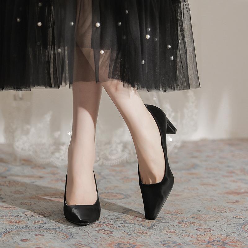 Schuhe Damen Frühling und Herbst neu dicker Absatz eckige Spitze Satin High Heels Temperament elegant Pendler professionell einzelne Schuhe