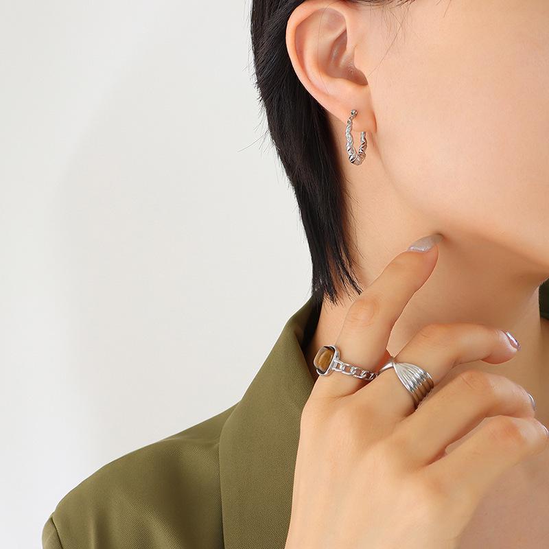 Gold-Plated Geometric Titanium Steel Ear Cuff: Trendy Minimalist Twisted Rope Design.