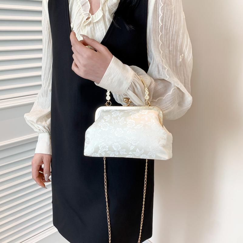 Clasp Frame Embroidery Chinese Style Handbag Purse Large Capacity Hanfu Shell Handbag Polyester Luxury Ladies Clutch Bag Girls
