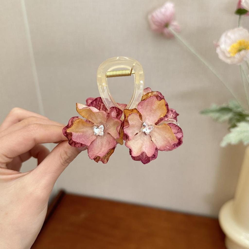 Luxuriöse Blumen-Haarklammer für Frauen 2024: Sanfte Half-Up und Hochsteckfrisur Haarklammer