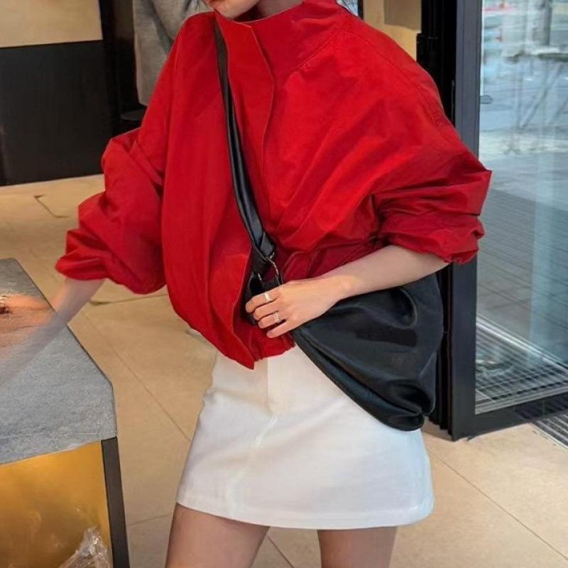 Dámská jarní krátká baseballová bunda v červené a krémově bílé/námořnické modré barvě se stojáčkem