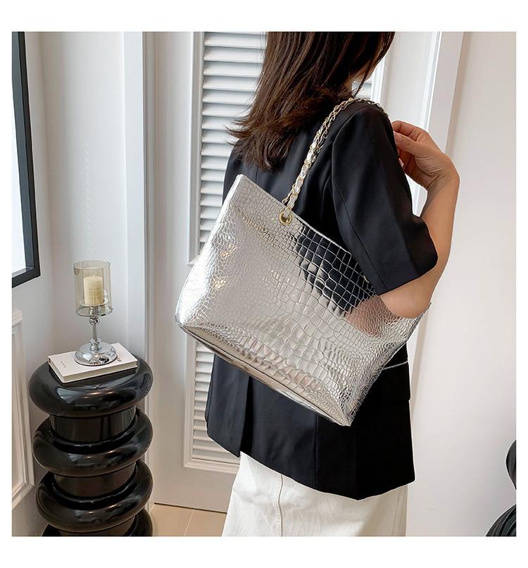 Trendy Black Tote Bag With High-end Feel And Street Style Elements