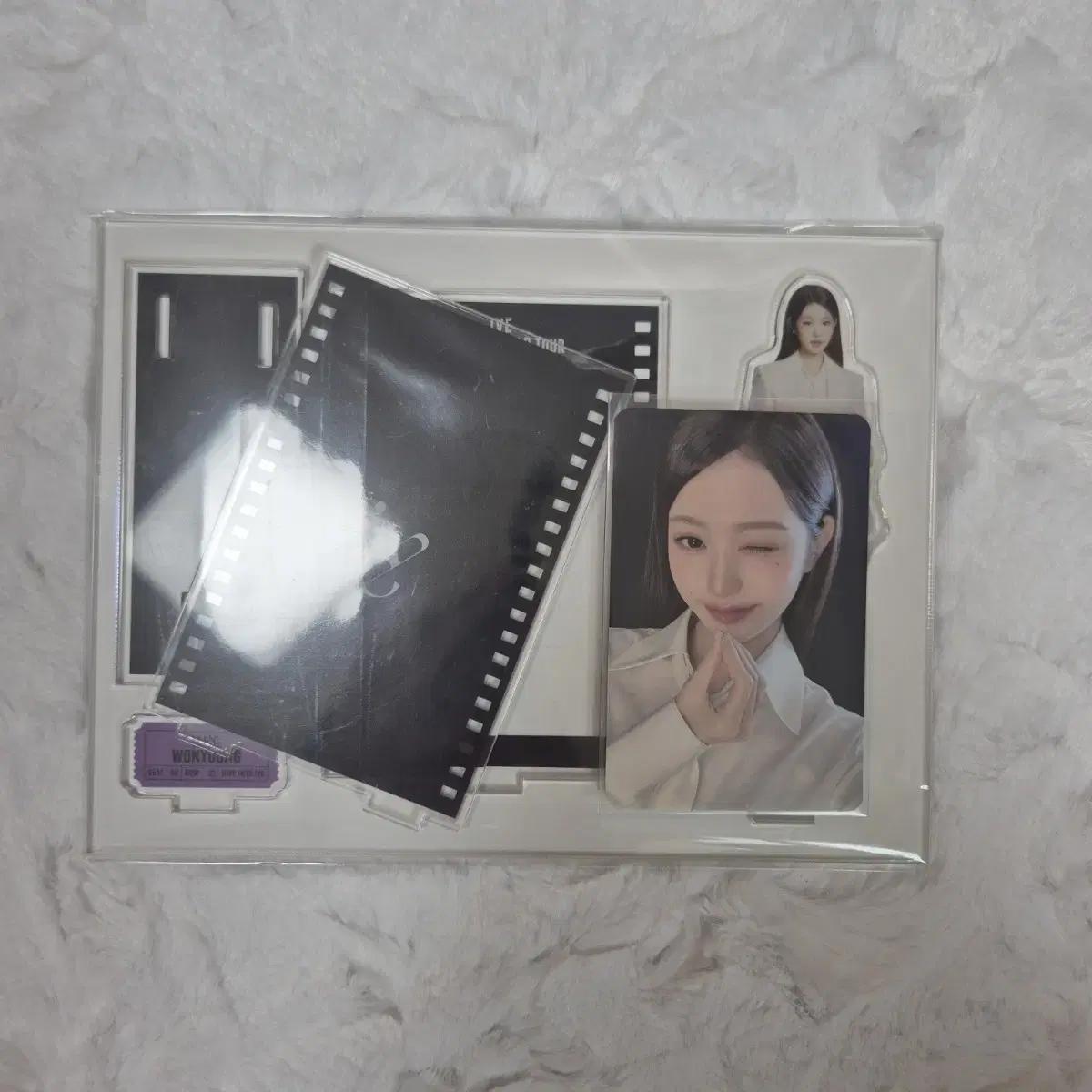 

Ive Wonyoung Popup Store Acrylic Stand Photocard Sell World Tour Cinema